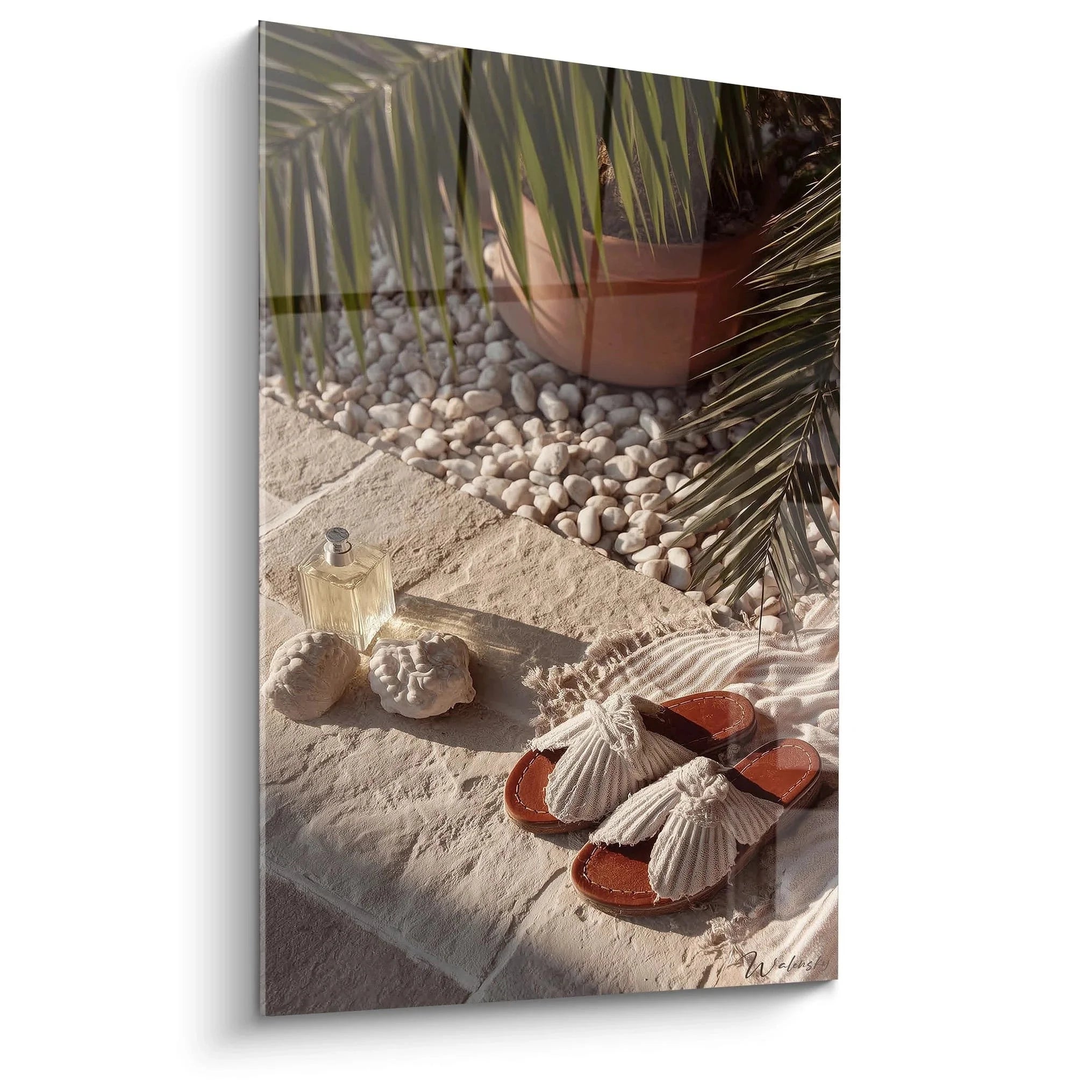 Wandbild Strand Stilleben mit Sandalen, Muscheln und Palmwedeln in warmen Beige-Tönen für Sommeratmosphäre