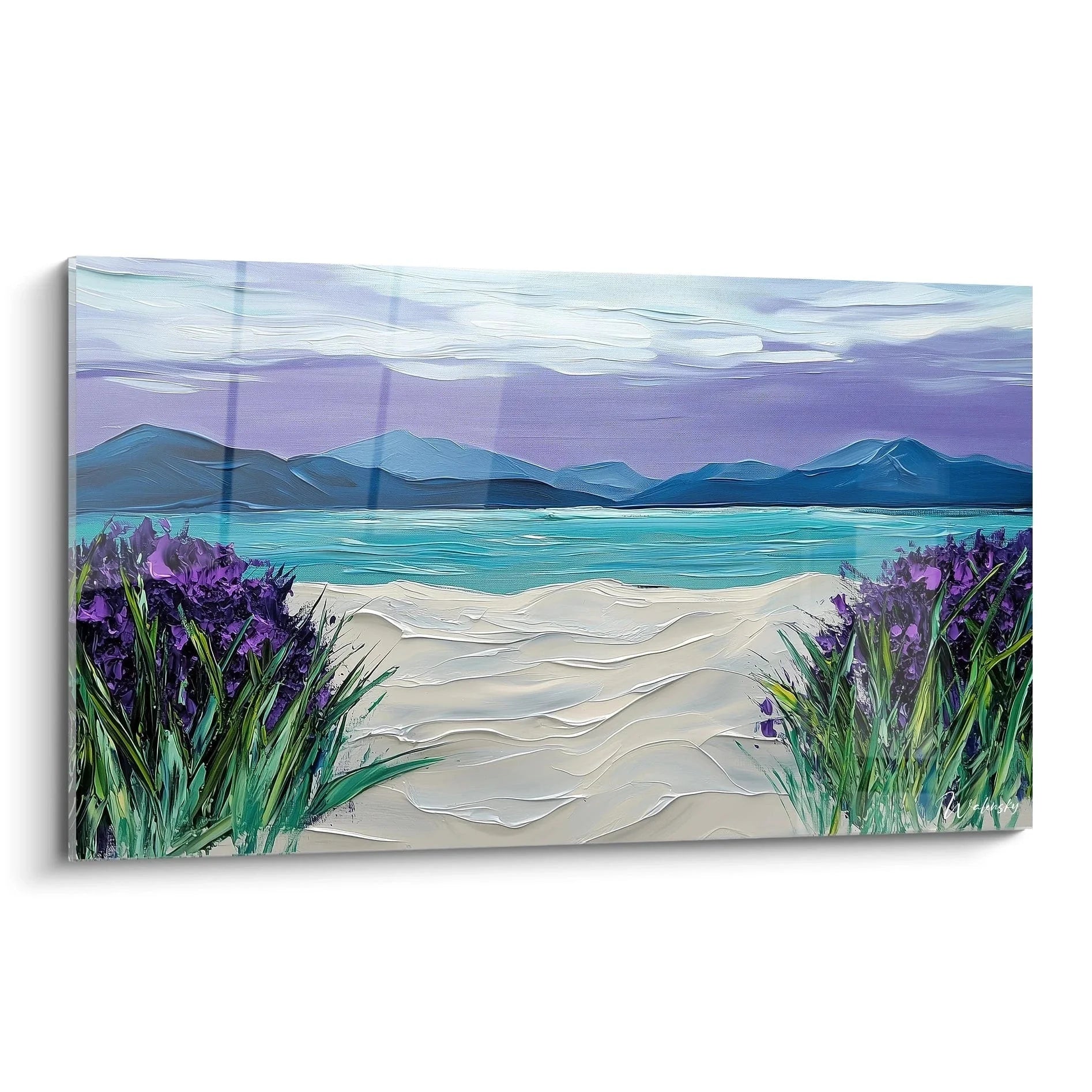 Wandbild Strandlandschaft mit violettem Lavendel, türkisfarbenem Meer und Bergen im Hintergrund