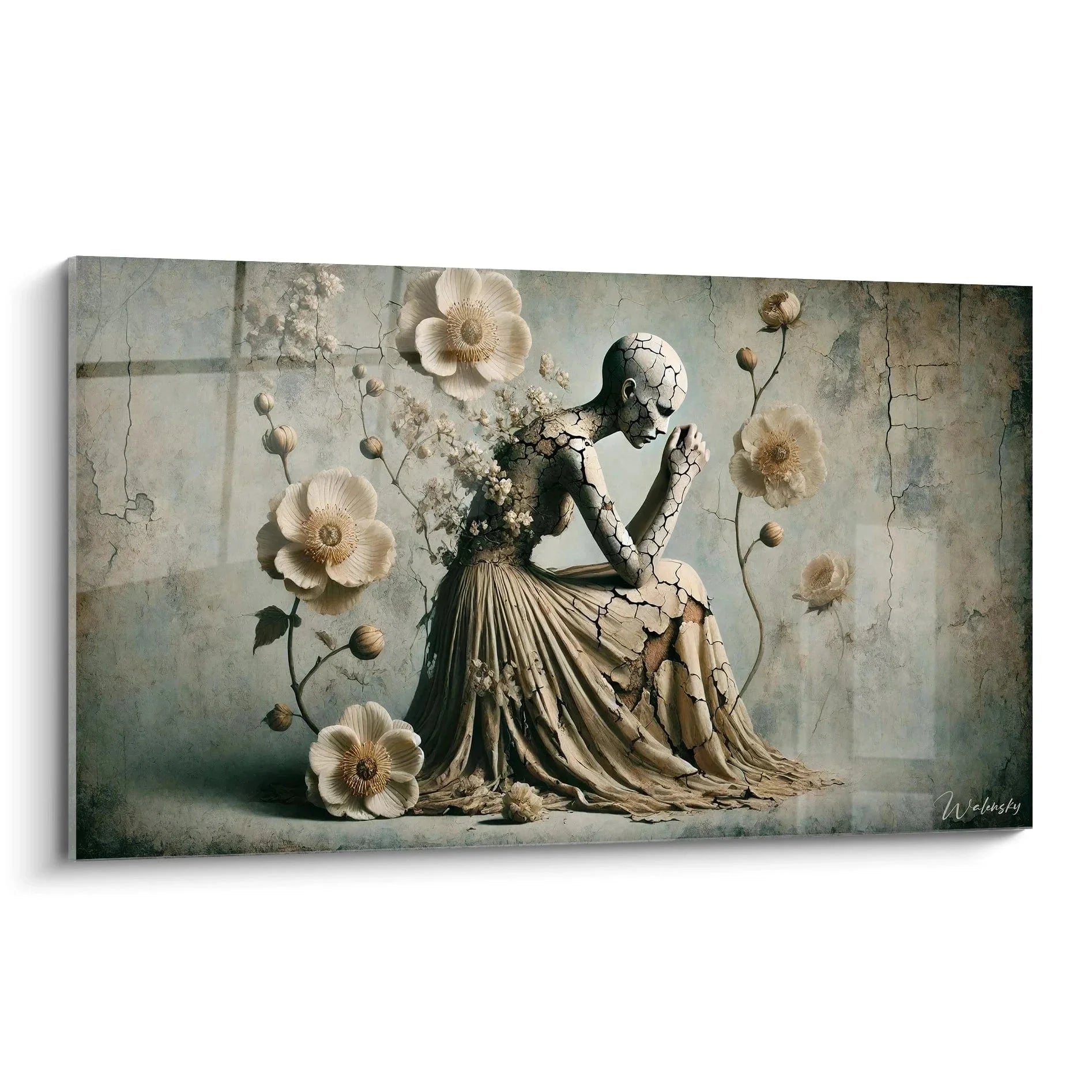 Surreales Wandbild zeigt fragmentierte Frauenfigur mit cremefarbenen Blüten vor verwitterter Wand