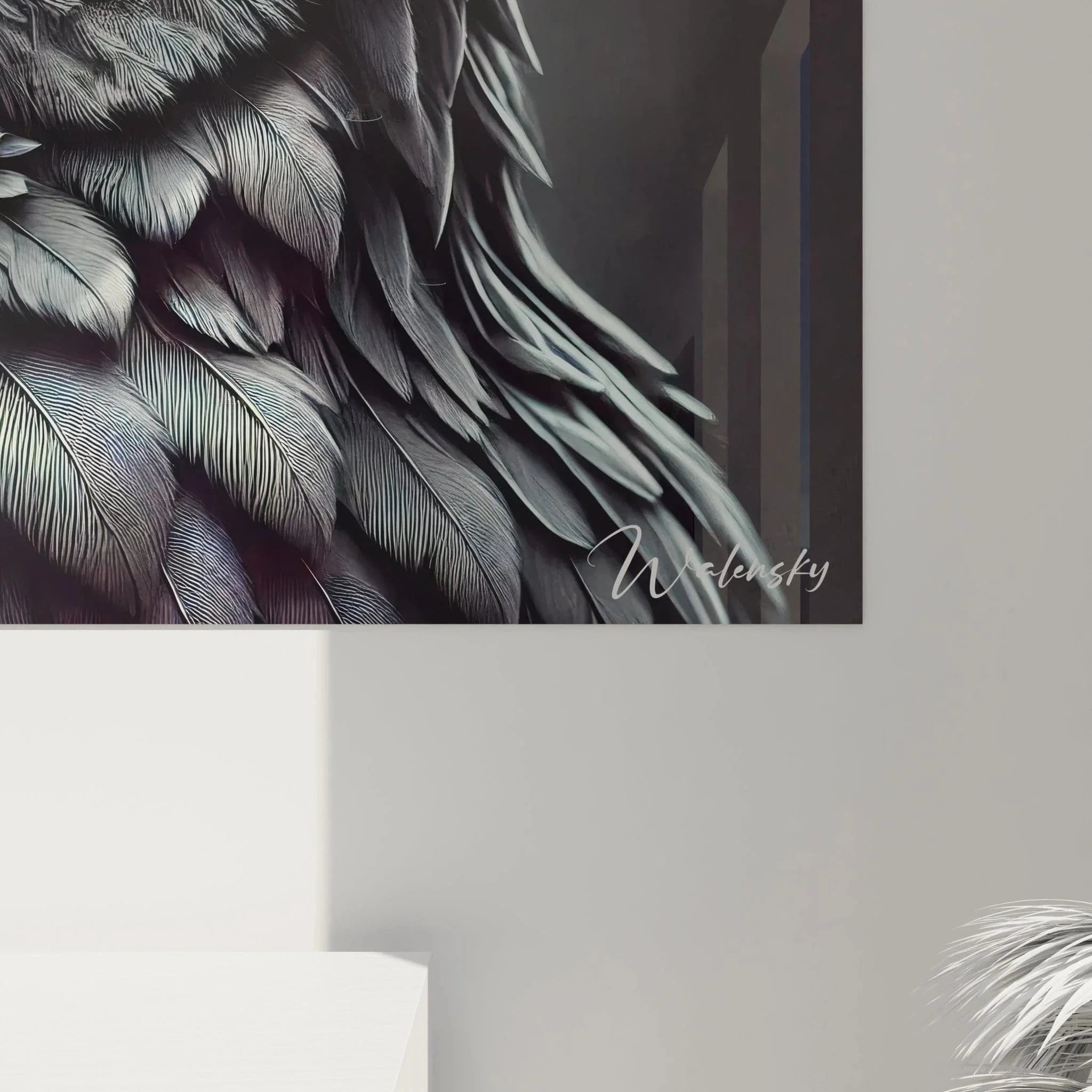 Gesamtansicht Wandbild Uhu Portrait auf weißer Wand in modernem Wohnraum präsentiert