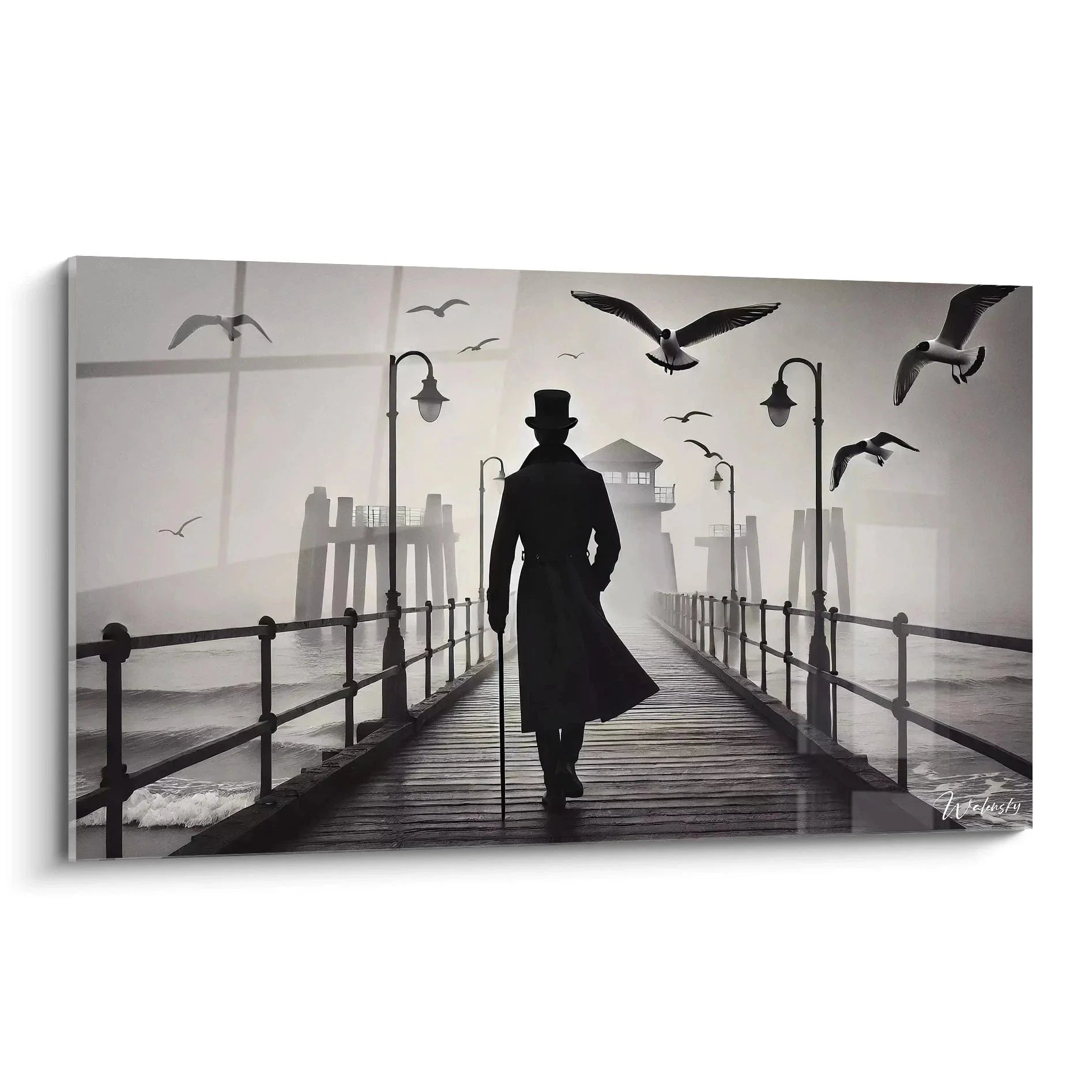 Wandbild viktorianischer Gentleman mit Gehstock auf nebligem Pier, schwarz-weiß Kunstdruck