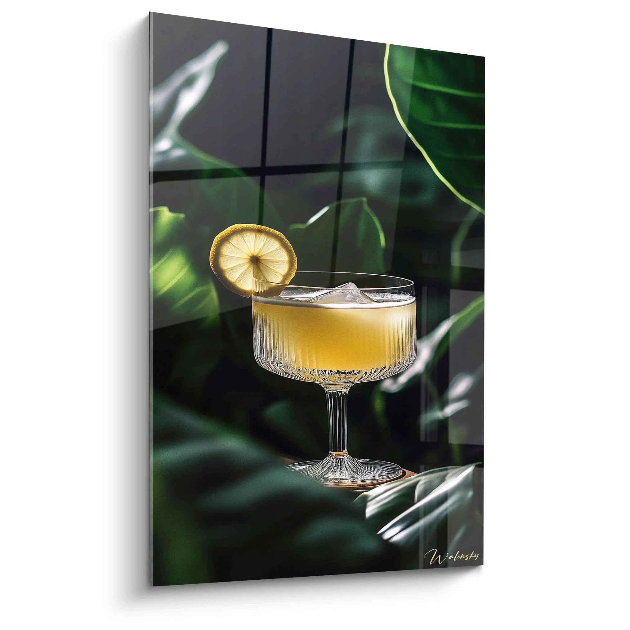 Wandbild Whiskey Sour Cocktail in Kristallglas mit Zitrone vor tropischen Palmblättern