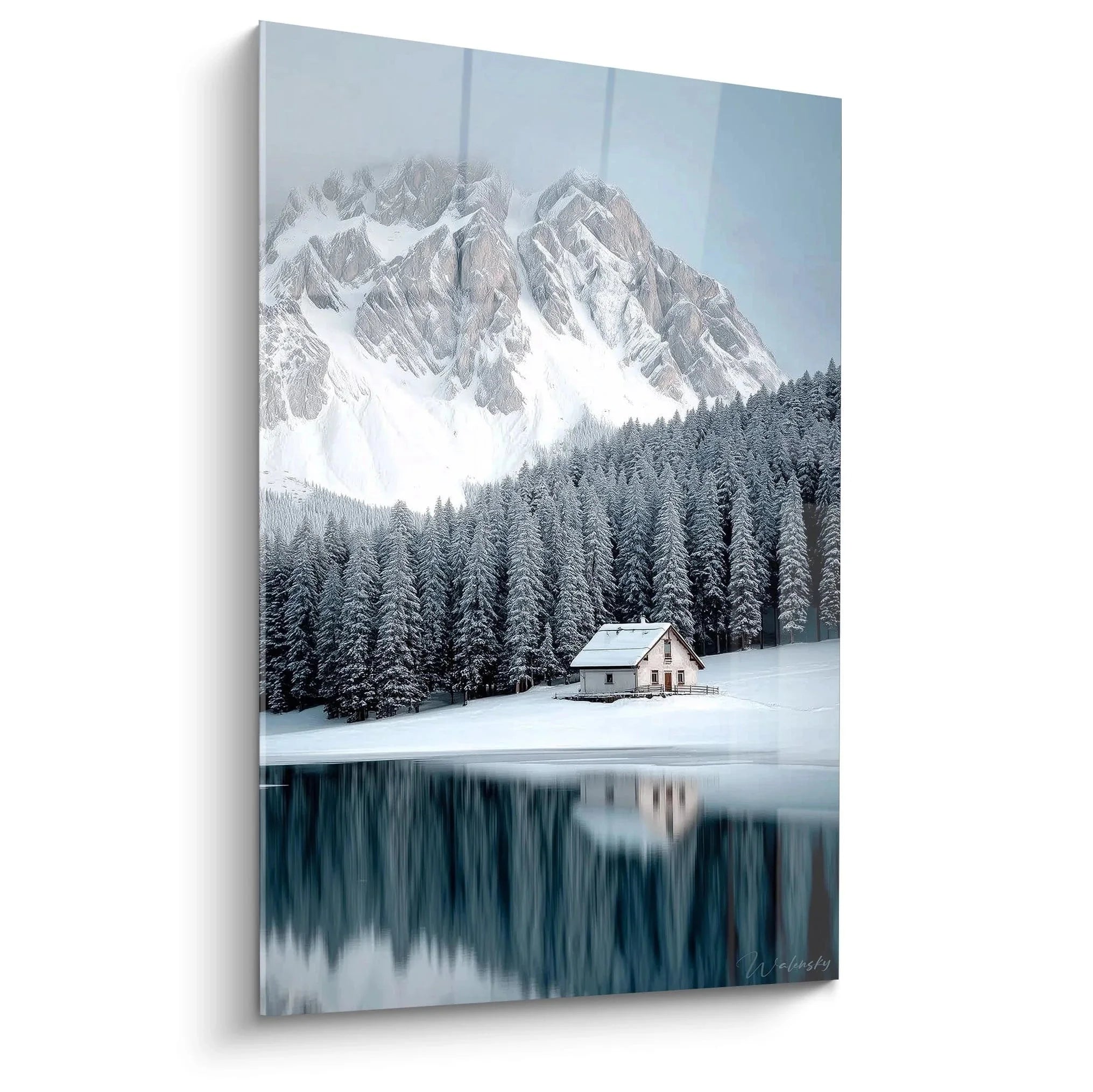 Wandbild Winterlandschaft mit verschneiter Berghütte am Alpensee und schneebedeckten Bergen im Hintergrund