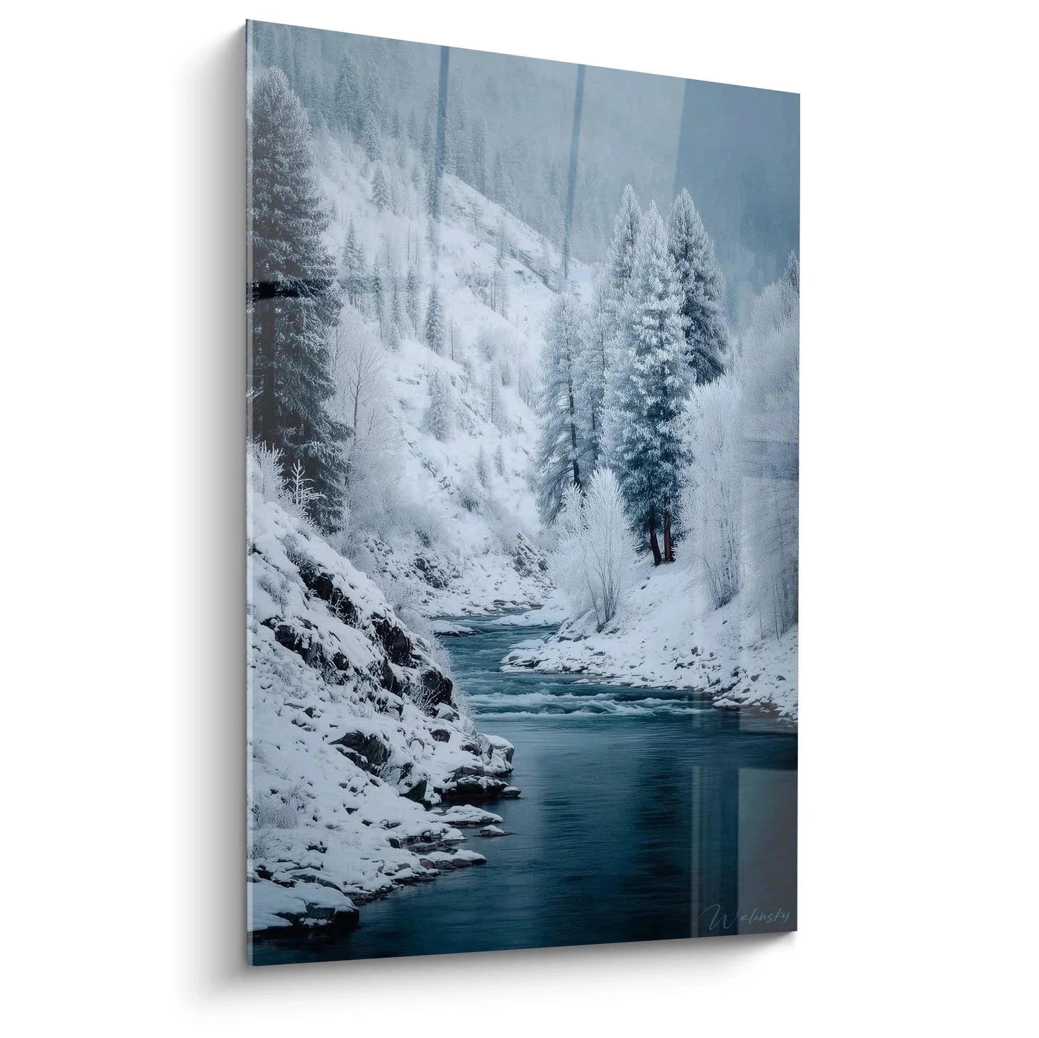 Wandbild Winterlandschaft mit verschneitem Gebirgsbach und schneebedeckten Tannen in alpiner Bergkulisse