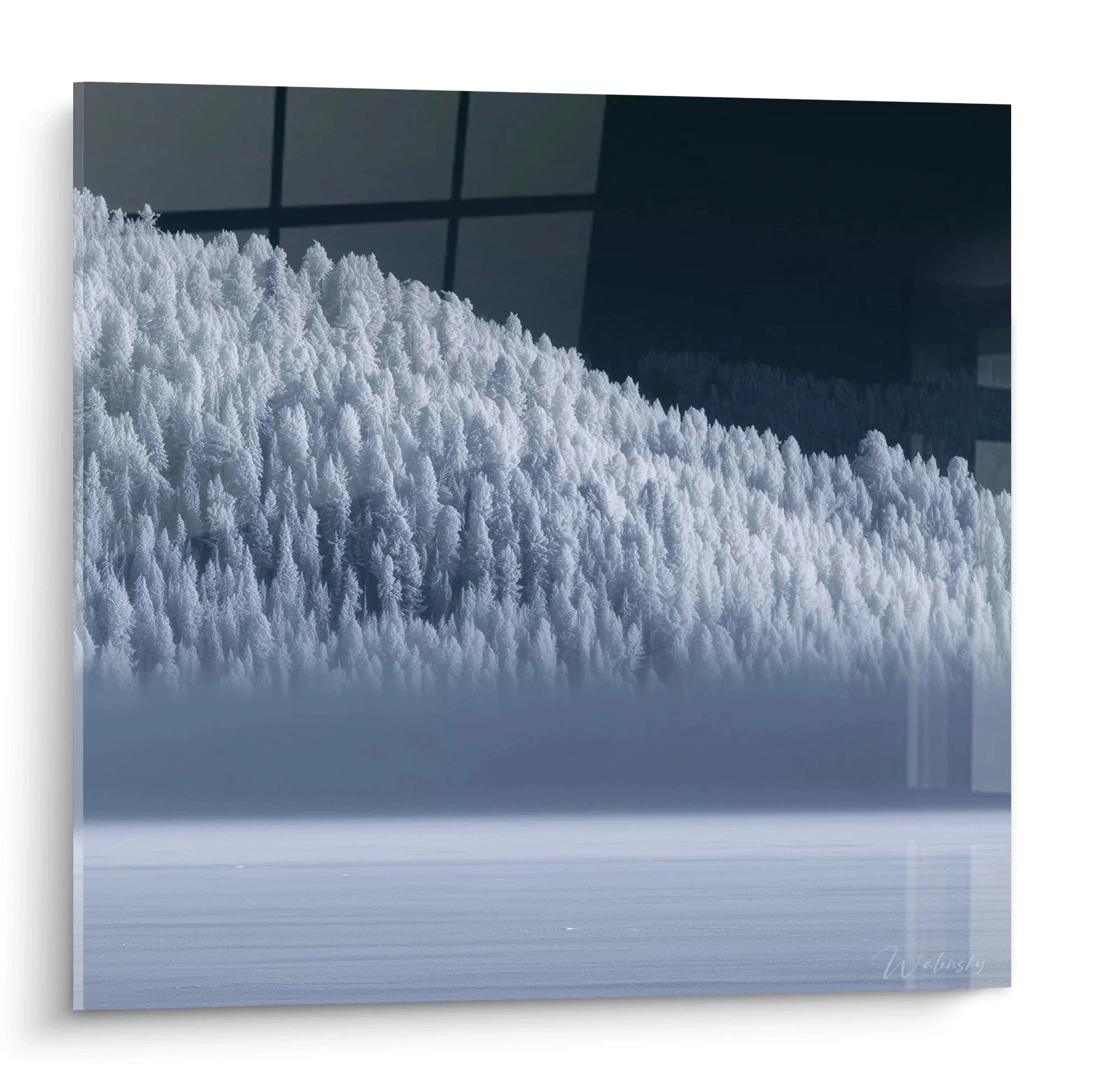 Wandbild Winterlandschaft mit verschneitem Wald im Nebel über gefrorenem See - Premium Kunstdruck