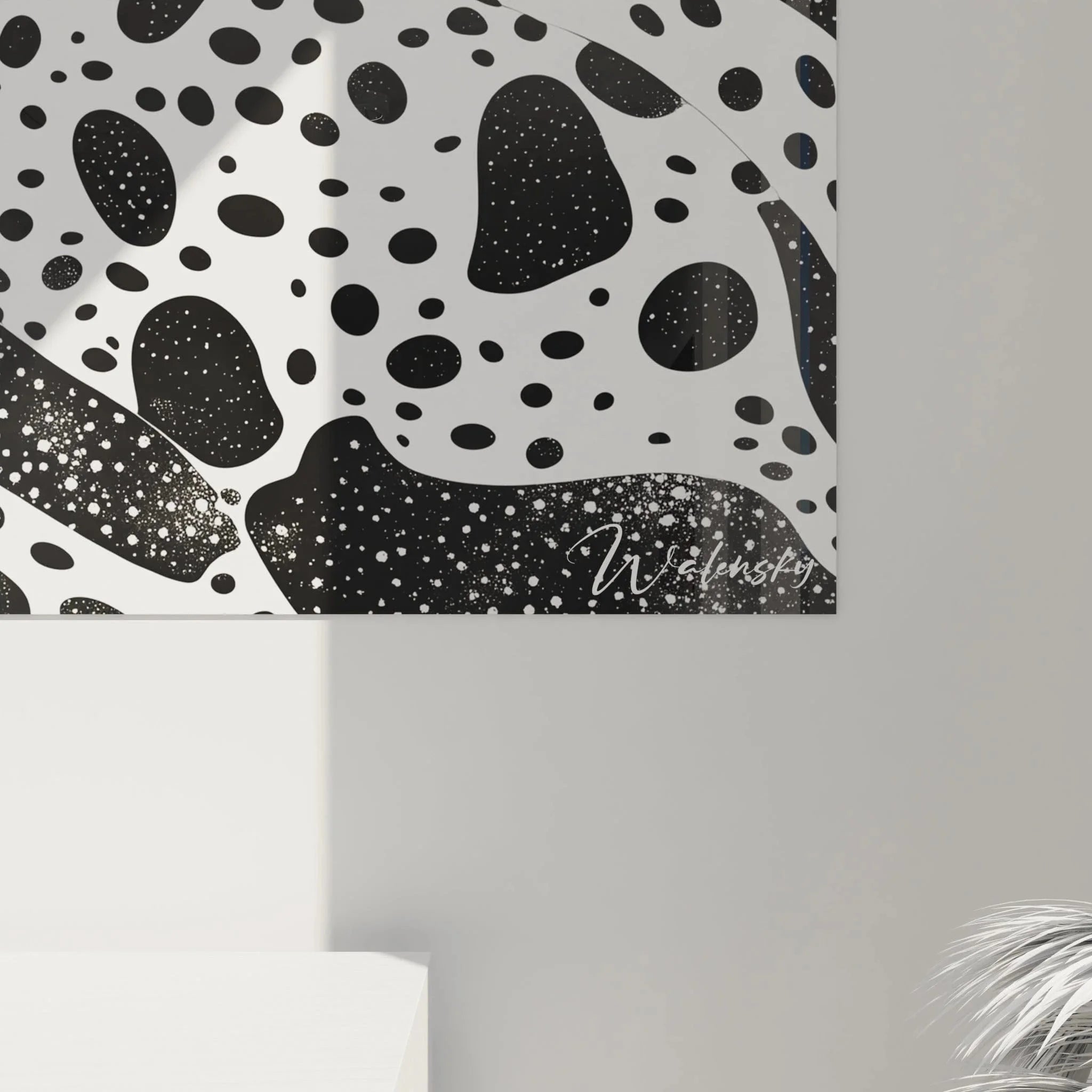 Gesamtansicht abstraktes Wandbild XXL schwarz-weiß mit Dalmatiner-Optik und organischen Mustern