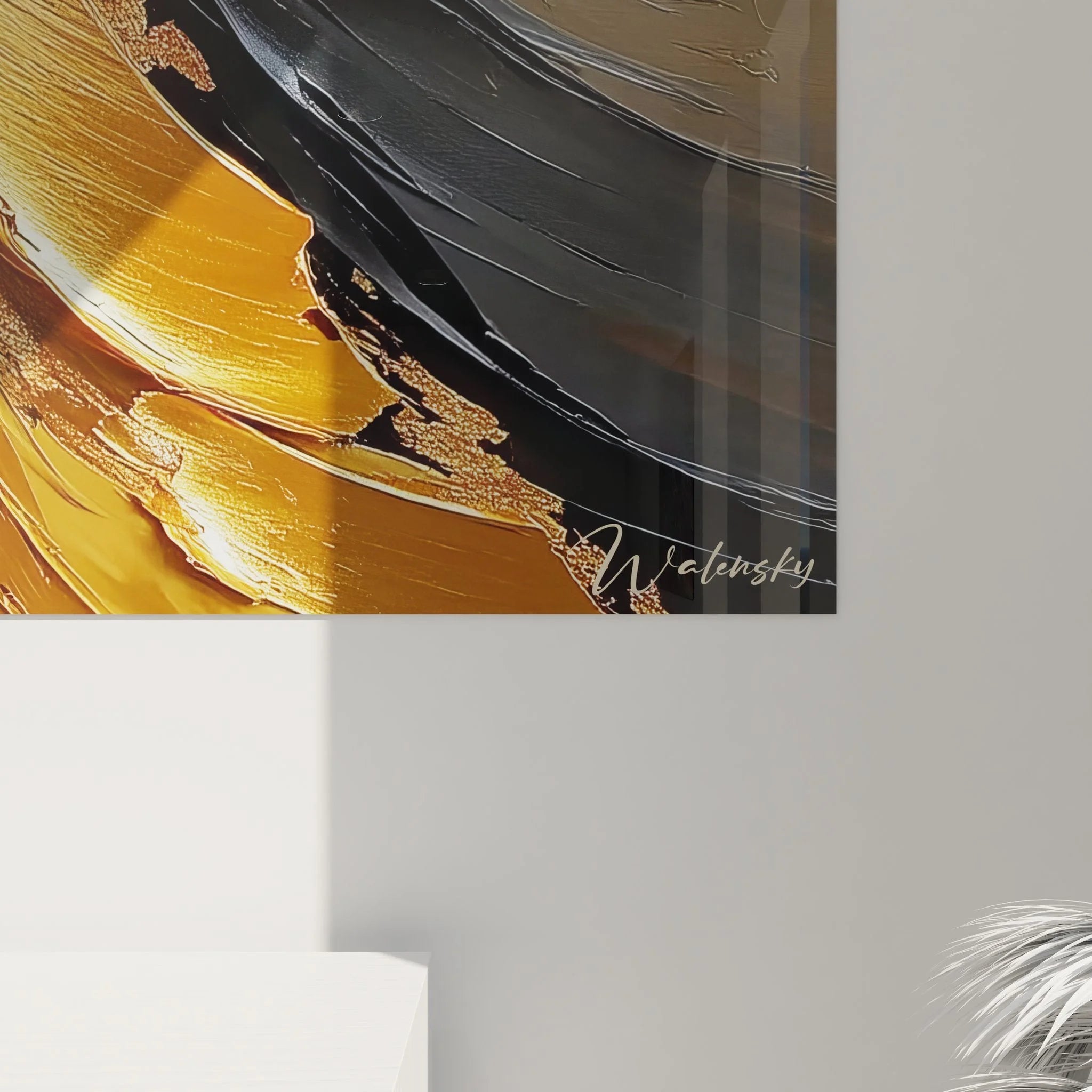 Gesamtansicht des abstrakten Goldgemäldes mit dynamischen Formen und eleganter Wandpräsentation