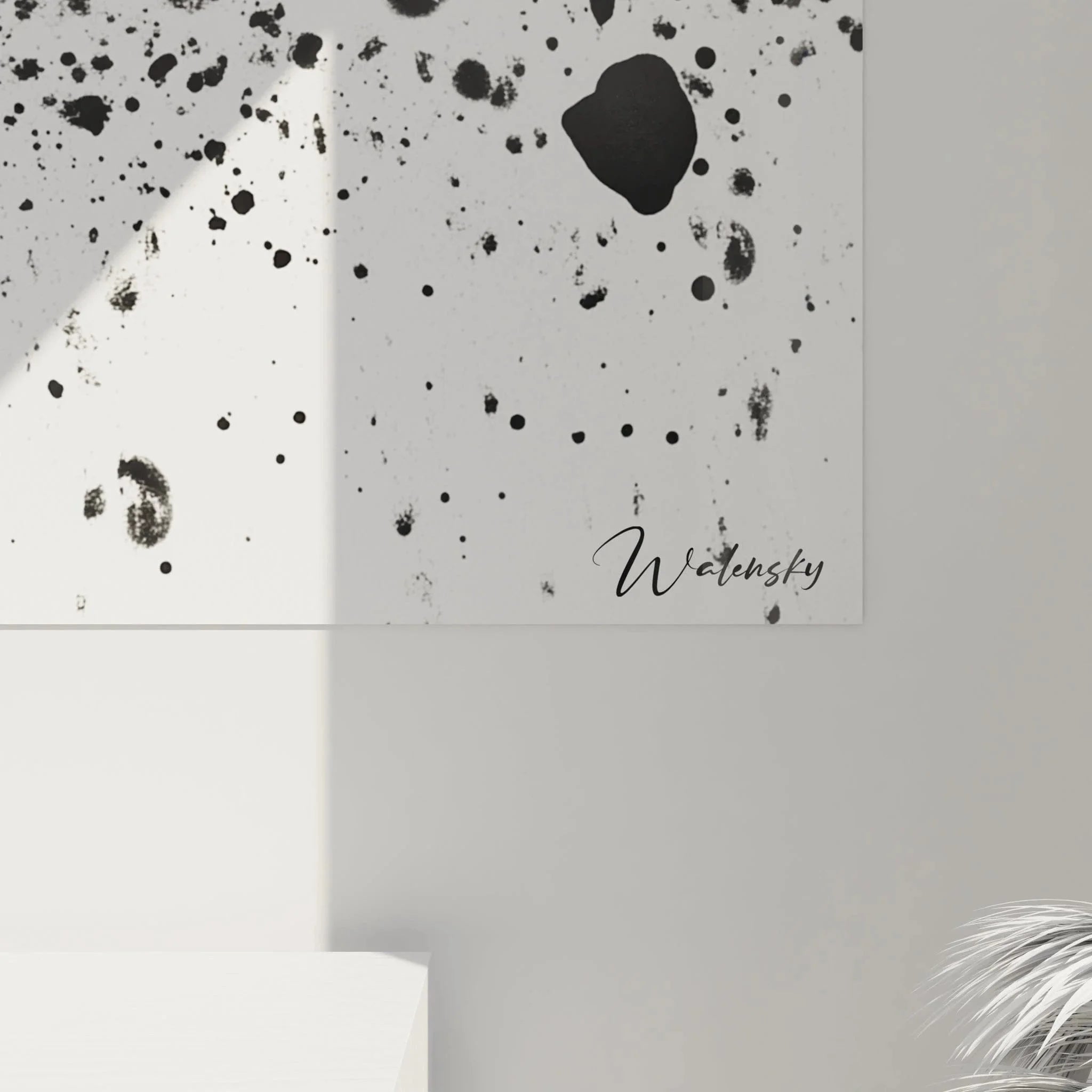 Gesamtansicht des modernen Wandbildes mit abstrakten Tintenmustern in minimalistischer Schwarz-Weiß Optik