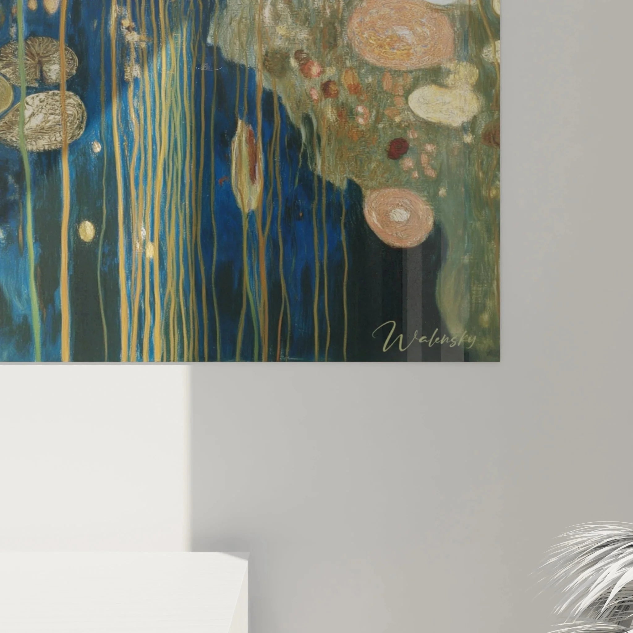 Gesamtansicht des symbolistischen Wasserlandschaft Wandbildes mit Seerosen und harmonischer Farbgestaltung