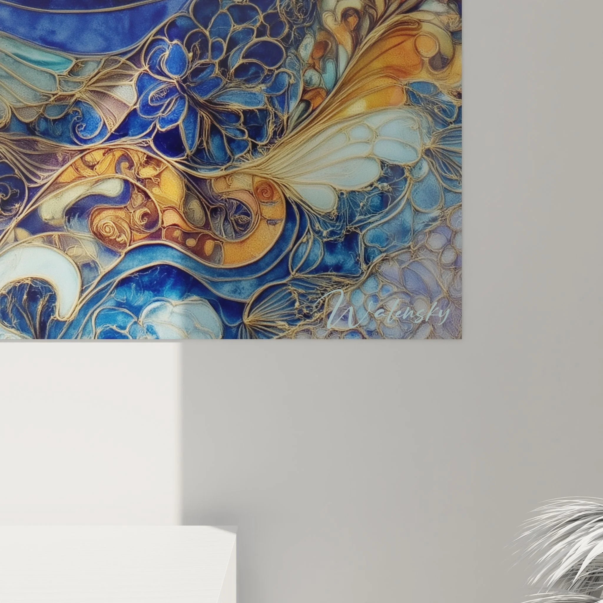 Gesamtansicht des XXL Wandbildes Ozeanwellen mit dekorativen Wassermotiven in Blau und Gold